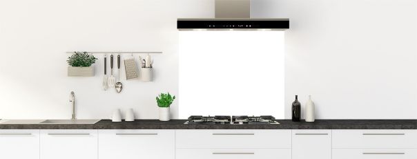 Fond de hotte BLANC GLOSSY en aluminium mettant en valeur le plan de travail et les éléments en bois de la cuisine.