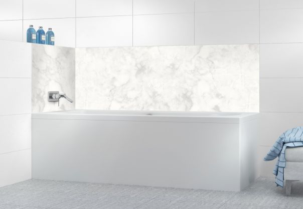 Décor marbre de salle de bain gris clair effet marbré à coller autour de la baignoire
