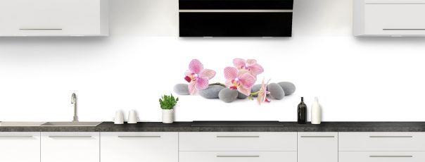 Crédence zen avec galets gris, pierres, orchidées et fleurs roses tendance en photo