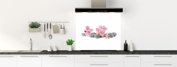 fond de hotte décorative avec des galets gris, des pierres, des orchidées et des fleurs roses tendance pour une ambiance zen - photo.