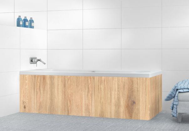 Décor de baignoire effet bois chene clair pour une salle de bain chaleureuse et moderne
