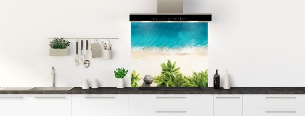 fond de hotte représentant une vue paradisiaque sur une plage de sable fin bordée de palmiers, avec une mer turquoise en arrière-plan, évoquant l'évasion.