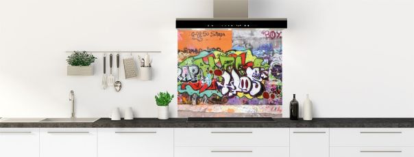 fond de hotte original et urbain décoré de tags et de graffitis dans un style loft.