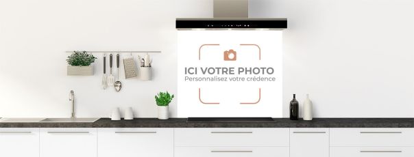 Fond de hotte personnalisé pour cuisine en aluminium ou polycarbonate découpable et facile à poser.