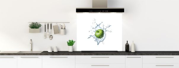 Fond de hotte original photo d'une pomme qui tombe dans l'eau avec effet Splash, éclaboussures et gouttes d'eau