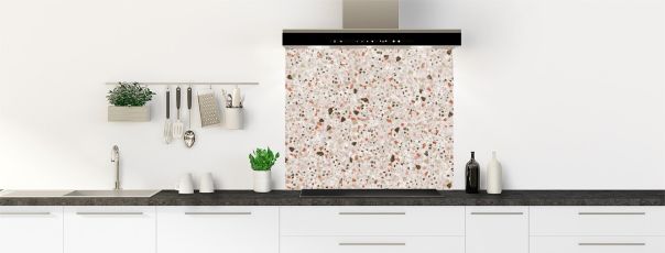 Fond de hotte style terrazzo dans les teintes rouge terracotta sur fond gris clair