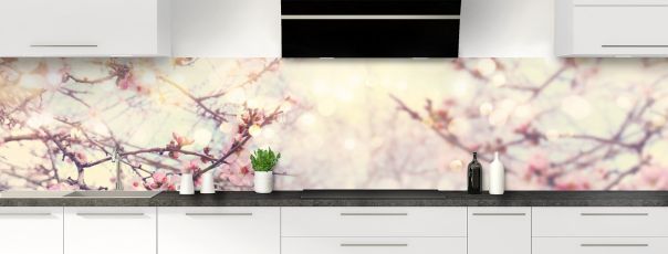 Crédence décorée avec une photo zen et des motifs de fleurs de cerisier, d'arbres fleuris et de fleurs roses