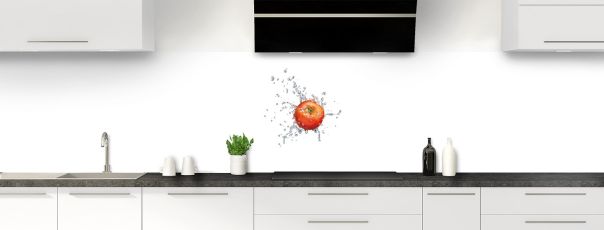 Crédence photo tomate entière qui tombe dans l'eau avec effet Splash, éclaboussures et gouttes d'eau