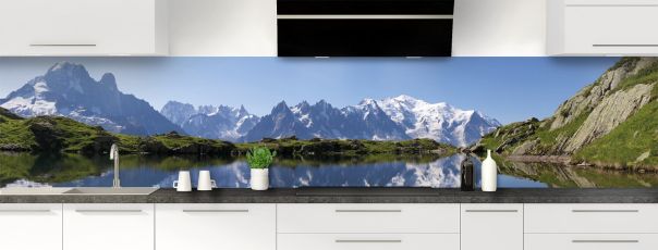 Sublime credence cuisine décor d'un lac en altitude avec montages aux sommets enneigées en arrière-plan