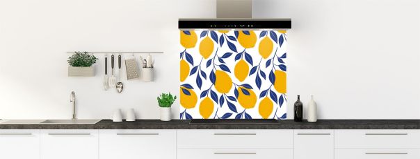 fond de hotte décorée dans un style provençal avec des motifs de citrons jaunes sur un fond bleu.