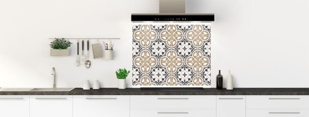 Décor carreaux de ciment avec arabesques de style gothique ou oriental aux teintes bleu et terracotta pour la cuisine