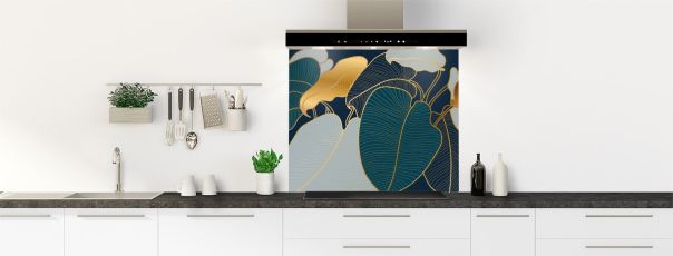 Panneau décoratif de cuisine au décor très stylé et élégant avec des feuilles dorées et bleues sur fond bleu nuit