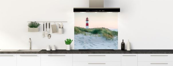 Photo d'une hotte décorative avec un motif de dunes et de phare pour une ambiance de voyage et d'évasion.