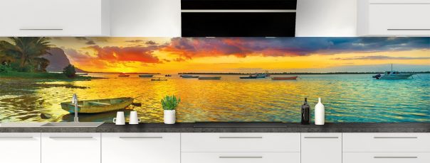 Photo d'une crédence avec en arrière-plan un coucher de soleil aux couleurs multicolores, créant une ambiance romantique.