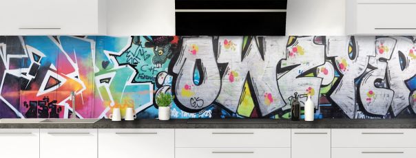 Crédence originale avec tag graffiti pour une ambiance loft urbaine