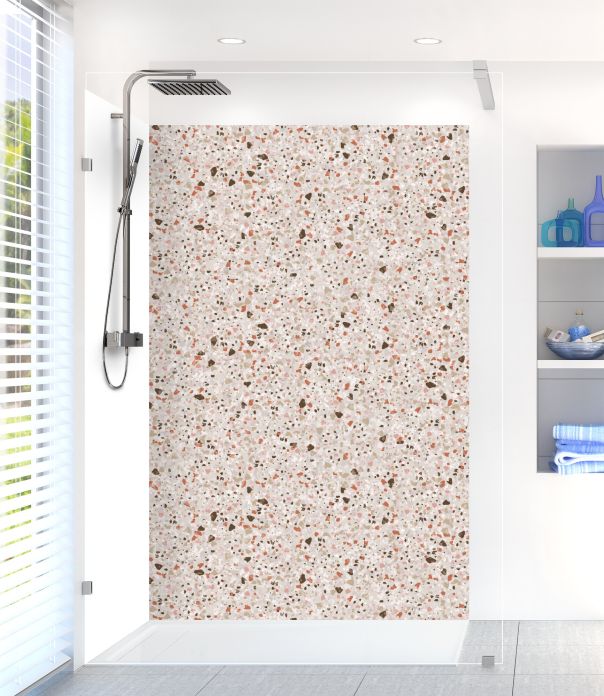 Un effet de style terrazzo pour la douche avec imitation éclats de pierre naturelle teintes terracotta