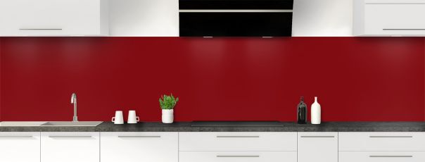 Crédence Rouge grenat pour rénover facilement votre cuisine, disponible en version brillante sur polycarbonate ou en version mate sur aluminium.