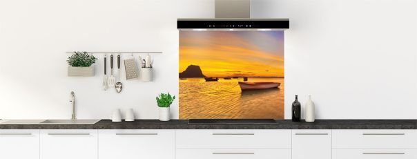 Photo romantique de coucher de soleil sur la plage avec une barque en arrière-plan