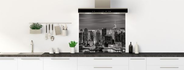 Photo en noir et blanc d'une vue nocturne originale de Manhattan, ville urbaine emblématique de New York, avec ses buildings et gratte-ciels illuminés en arrière-plan, représentant des fonds de hotte.