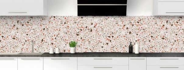 Un effet de style terrazzo pour la credence de cuisine dans les teintes rouge terracotta sur fond gris clair
