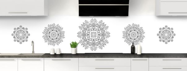 Crédence en noir et blanc épurée avec motif mandala zen