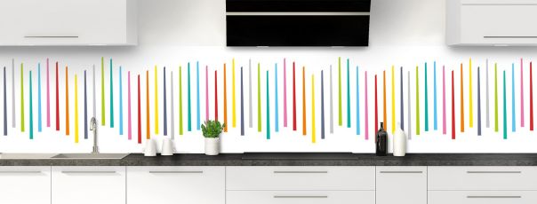 Crédence colorée avec des barres de couleurs vives