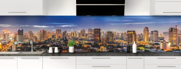 Photo d'une crédence dans une cuisine de la ville de Bangkok, avec en arrière-plan des buildings et gratte-ciels
