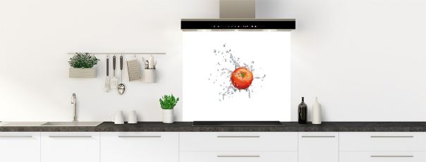 Fond de hotte photo tomate entière qui tombe dans l'eau avec effet Splash, éclaboussures et gouttes d'eau