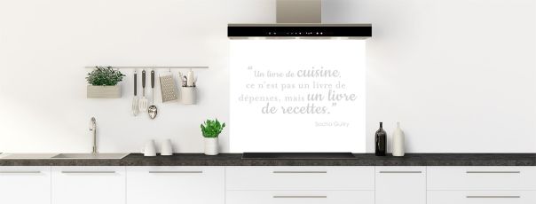 Fond de hotte proposé en différentes couleurs avec une citation de cuisine inspirante en jolis caractères