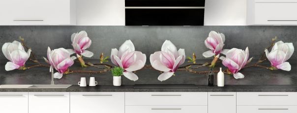 Crédence zen avec une photo de magnolias en fleurs roses et fleurons