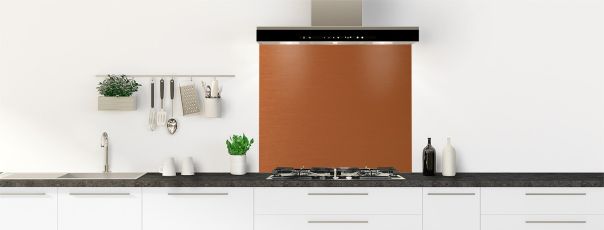 Fond de hotte en métal brossé de 4mm d'épaisseur pour une cuisine moderne et chaleureuse.