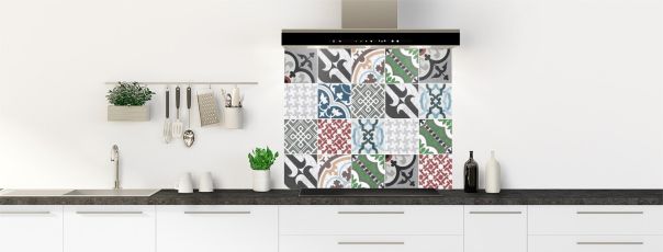 Image d'une hotte originale recouverte de carreaux de ciment en patchwork de couleurs et motifs, avec une faience assortie.