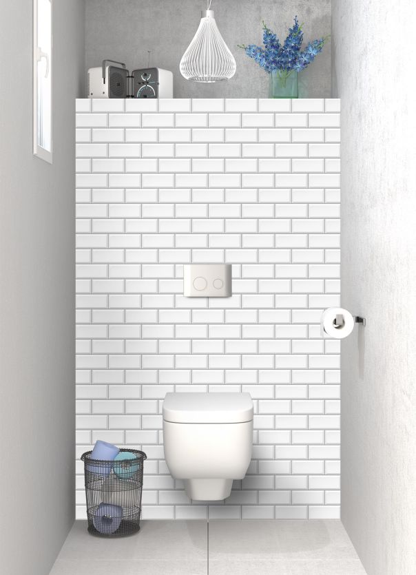 Arrière de WC imitation faïence blanche avec carreaux rectangles type métro parisien