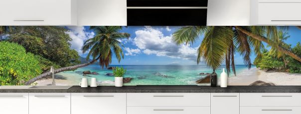 Photo d'une crédence inspirée d'une plage paradisiaque pour une ambiance de voyage et d'évasion, avec des cocotiers et du sable fin.
