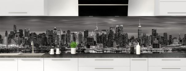 Photo d'une crédence dans une cuisine urbaine de Manhattan, avec en arrière-plan les buildings et gratte-ciels de New York by night en noir et blanc