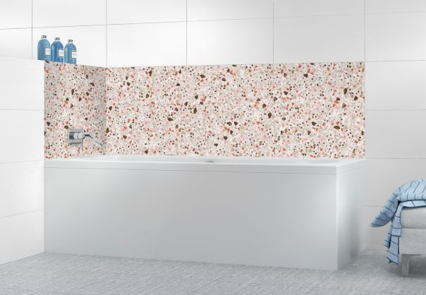 Un effet de style terrazzo pour un contour de baignoire avec imitation éclats de pierre naturelle teintes terracotta