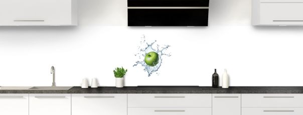 Credence originale photo d'une pomme qui tombe dans l'eau avec un effet Splash, éclaboussures et gouttes d'eau
