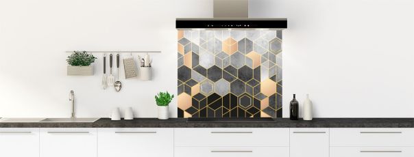 Fond de hotte tendance hyper déco avec cubes, hexagones et tracés dorés sur fond gris, rose blush et noir